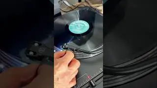 Primera vez escuchando el vinilo de De Bruces A M&iacute; trato de que no se me note la alegr&iacute;a 🥹
