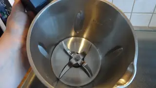 Wie reinige ich den Mixtopf von dem GM Thermo Multikocher 9 in 1 ?