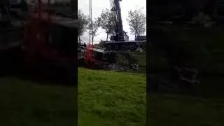 Graafmachine uit water takelen gaat fout