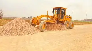 techniques for spreading aggregate road gravel with motor grader #construction#road#machine