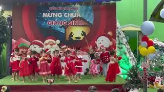 Lần đầu tiên con trai đi múa nên hơi đơ, đã vậy bạn mặc áo đỏ có mình ảnh mặc áo xanh #noel #mamnon 