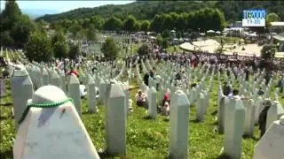 20 anni dopo Srebrenica, sassi e bottiglie contro il premier serbo Vucic