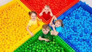 Cinq enfants jeux amusants avec des jouets color&eacute;s