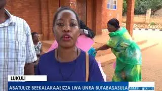 Abatemu basse omukazi ne bamusuula ku nsiko.