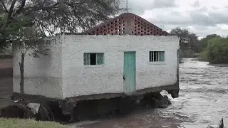LOS RESCATAN DE PRESA DESBORDADA