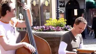 Stra&szlig;enpianist Simon H&ouml;ne&szlig; mit Kontrabassist Frowin Ickler