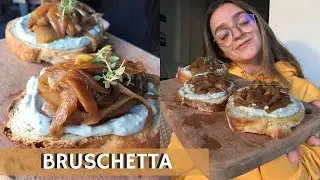 BRUSCHETTA DE GORGONZOLA E CEBOLA CARAMELIZADA