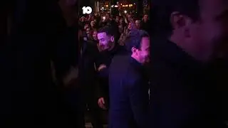 Qytetari nuk p&euml;rmbahet e puth Albin Kurti n&euml; publik
