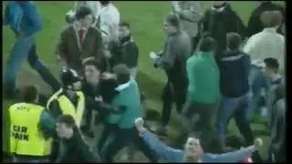 Brian Clough against pitch invaders 