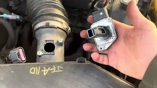 Как заменить датчик массового расхода воздуха на автомобилях Chevy Colorado и GMC Canyon 2004&ndash;201...