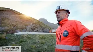 Une benne à fond poussant pour l'éjection horizontale des enrobés et des matériaux de carrière