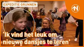 Ronald verrast jonge fan Jolijn (7) tijdens dansles in Winschoten