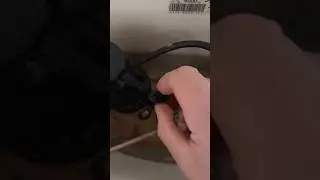 Как отрегулировать течь в туалете🚽 😀 #шорты #сделай сам #сантехника