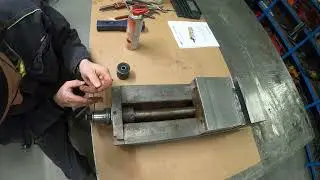 Koneruuvipuristimen huoltoo | Fixing hydraulic machine vise