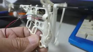 羽ばたき機上反角ロックメカ　Diagonal angle fixing device