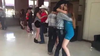 Parejas de Chihuahua Bailando Musica Country en Cumbia.