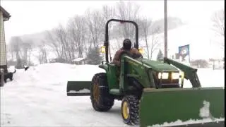 JOHN DEERE 4200 MOVING SNOW