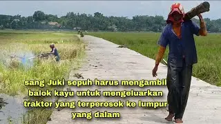 sang Juki sepuh harus mengambil balok kayu untuk mengeluarkan traktor yang terperosok ke lumpur