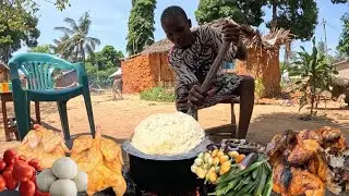 Типичная африканская деревенская сожительница готовит самый вкусный жареный цыпленок с кокосовым ...