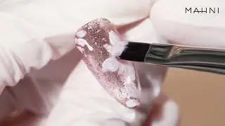 MAHNI 3 | Creamgel Cateye | White Bloom on Cream Gel Nail