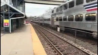 VRE P305 arrives and departs Franconia, VA w/VRE V52 leading on 12/31/25