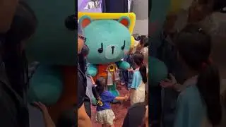 Aww...the way PermPoon kneeled down so that the kid could hug him 🥰 #pondphuwin