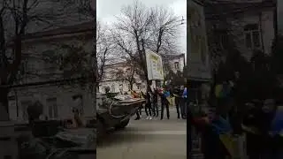 В оккупированном Херсоне человек с украинским флагом залез на БТР.