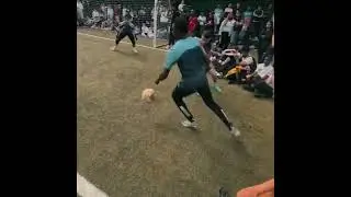 Mouvement de g&eacute;nie au street soccer : un dribble incroyable pour ouvrir le but !