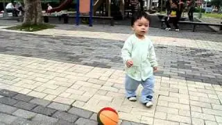 黃希文台中的公園裡撿球跌倒