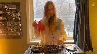 Just a chill girl mix (indie dance)