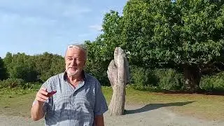 Англия. Скульптура в  лесу.