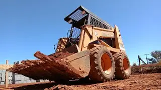 Limpeza de escava&ccedil;&atilde;o das estacas com a mini carregadeira Uni Loader Case 1845C