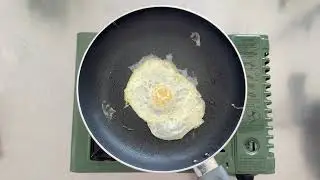 Slow-Mo -How to Fry and Flip a Perfect Over Easy Egg &ndash; Step-by-Step Guide in Regular and Slow Mo