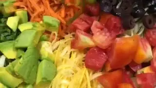 PRETTI PRETTI SALAD. FULL OF COLOURS AND FLAVOR! #salad #rawvegan #vegan #vegetables