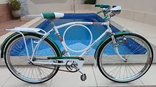GALPÃO LOTADO DE BICICLETAS ANTIGAS.