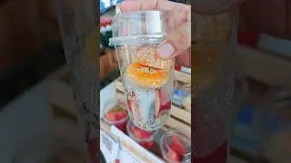 Фруктовый коктейль, азиатский уличный напиток.