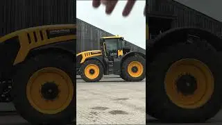 The JCB Fastrac 4220 iCON 1:32 Scale Model