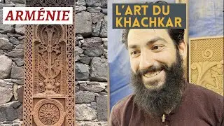 IL SCULPTE DES CROIX DANS LA PIERRE