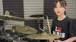 小鼓手妞妞架子鼓演奏歌曲（大号是中华）片段教学