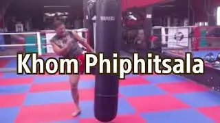 How to do Thai kicks on heavy bag - Khom Phiphitsala🇹🇭