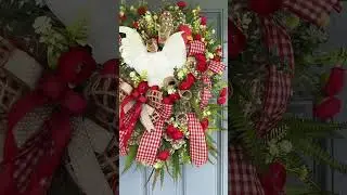 Rooster Wreath #wreathmakers #rooster #flowerarrangement #handmadewreath #roosters #wreathmaking