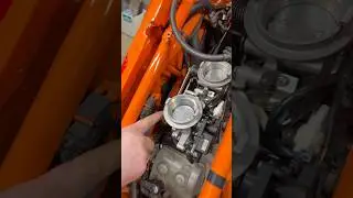 Cleaning throttles#ktm990adventure #ktm #advbike #motolovers #rolissadv #adventure #krworkshop