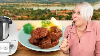 Schneller als früher: Die Zaubernixe zeigt ihr ORIGINALES Gulasch Rezept | Thermomix® Kochrezept
