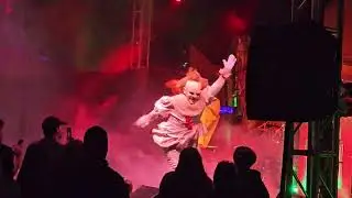 Monte Revolta singing 99 Red Baloons at Haunted Hayride