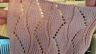 Ажурный узор с дорожкой из изнаночных петель на машине