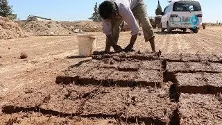 حرفة صناعة اللّبِن الطيني (الطوب) تعود للواجهة بعد اندثارها بسبب غلاء مواد البناء في الشمال السوري