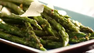 Groene asperges met knoflook