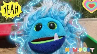 Игрушки монстрики рушат пасочки из песка. Видео для детей. Monster toys destroy sand pies. For kids.
