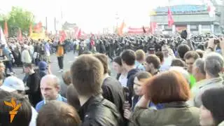 06 05 2012 Полиция бьет   мирный народ.
