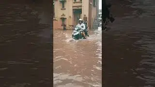 Heavy rain in varanasi.. bhu gate, Lanka, Varanasi #shorts #trending #youtubeshorts #flood #bhu